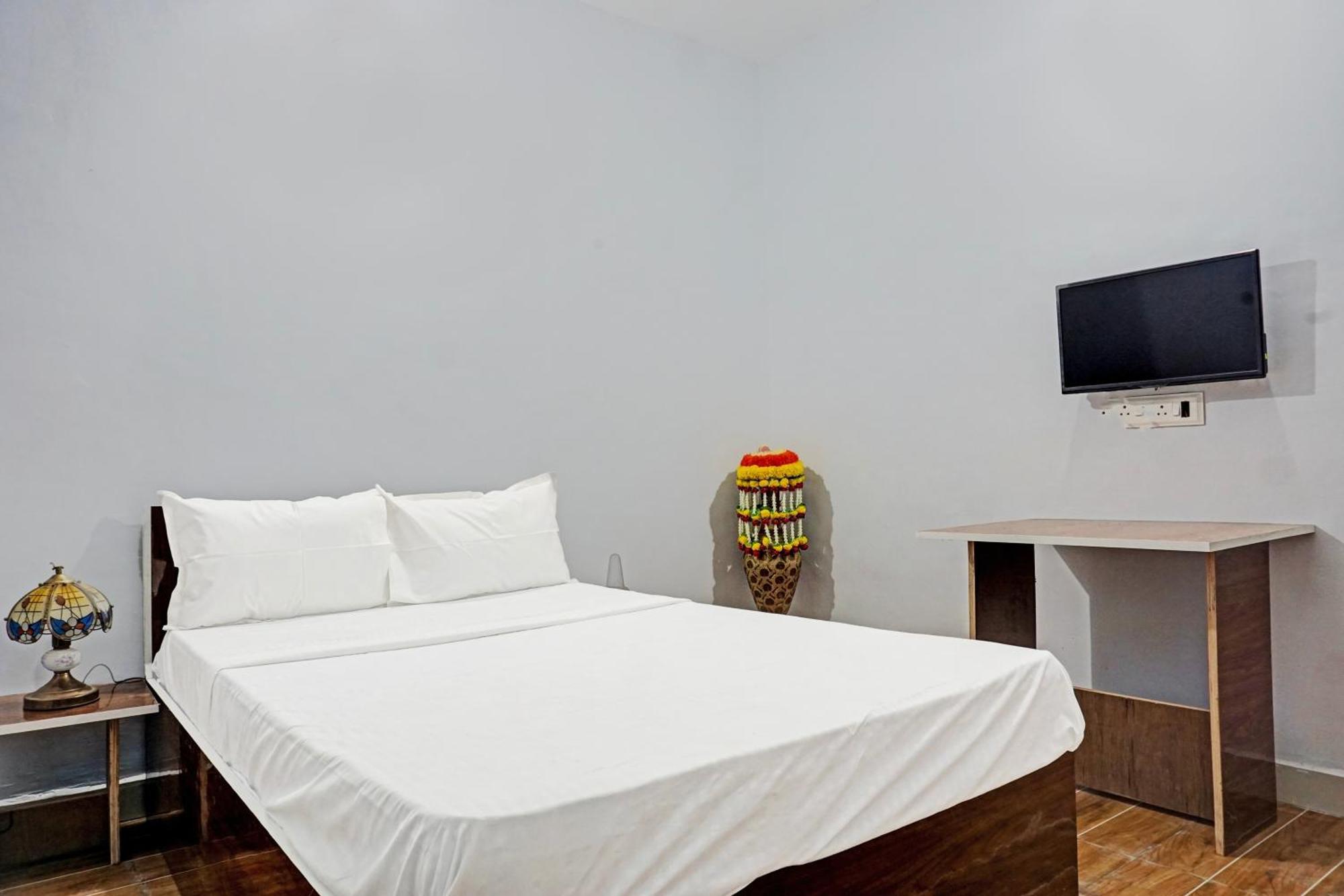 Oyo 820503 Lotus Lodge And Guest House Kharakvasla ภายนอก รูปภาพ