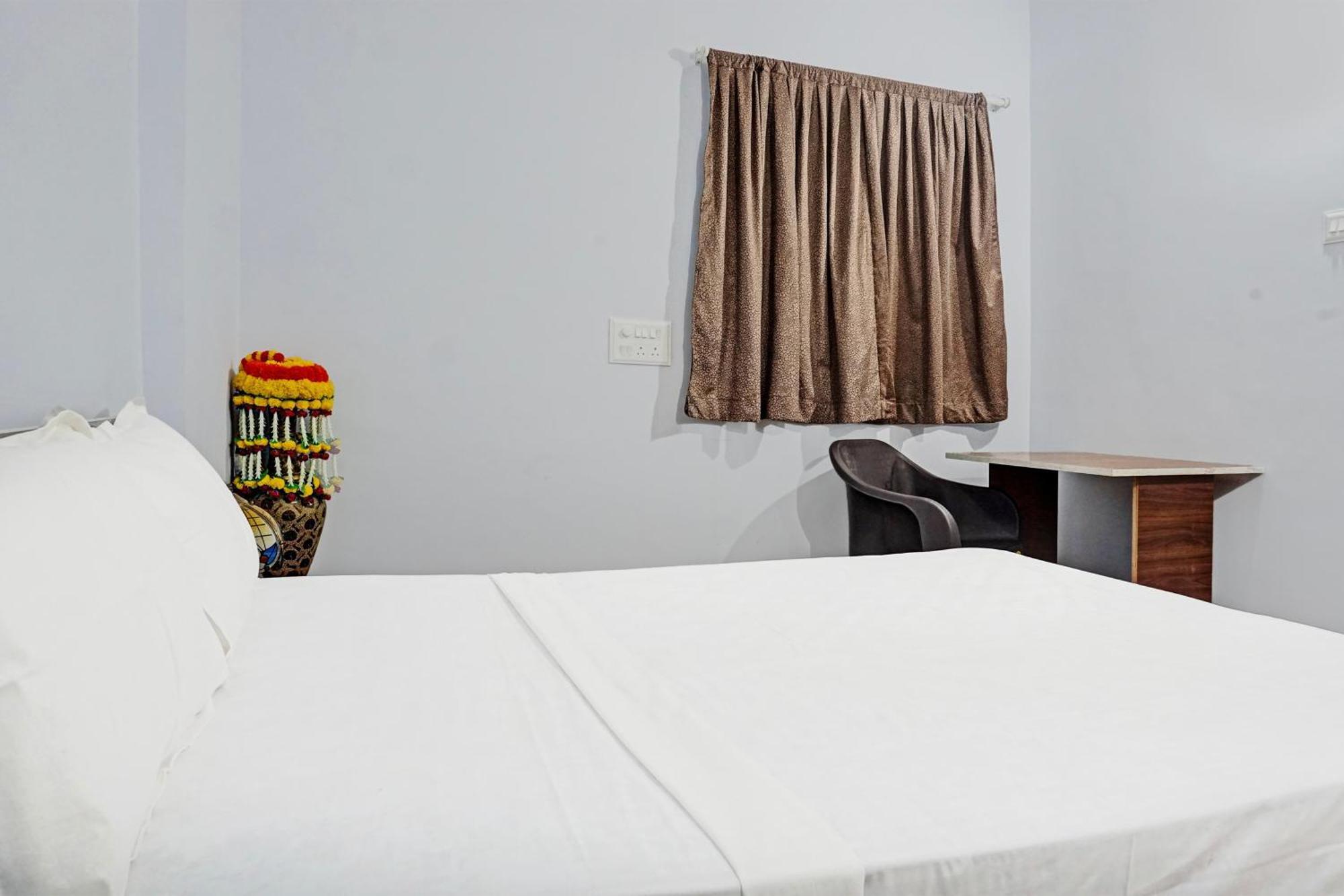 Oyo 820503 Lotus Lodge And Guest House Kharakvasla ภายนอก รูปภาพ