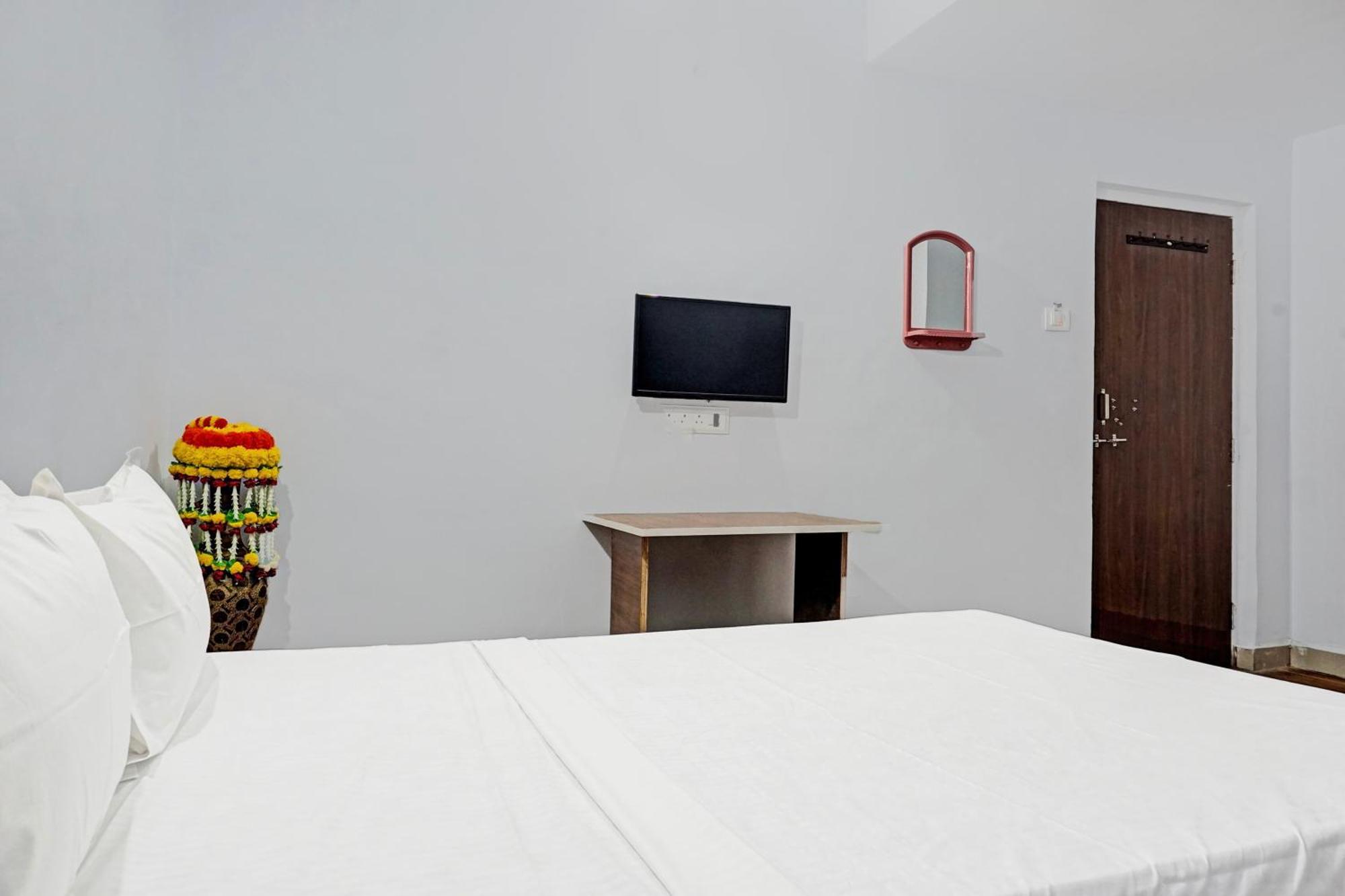 Oyo 820503 Lotus Lodge And Guest House Kharakvasla ภายนอก รูปภาพ