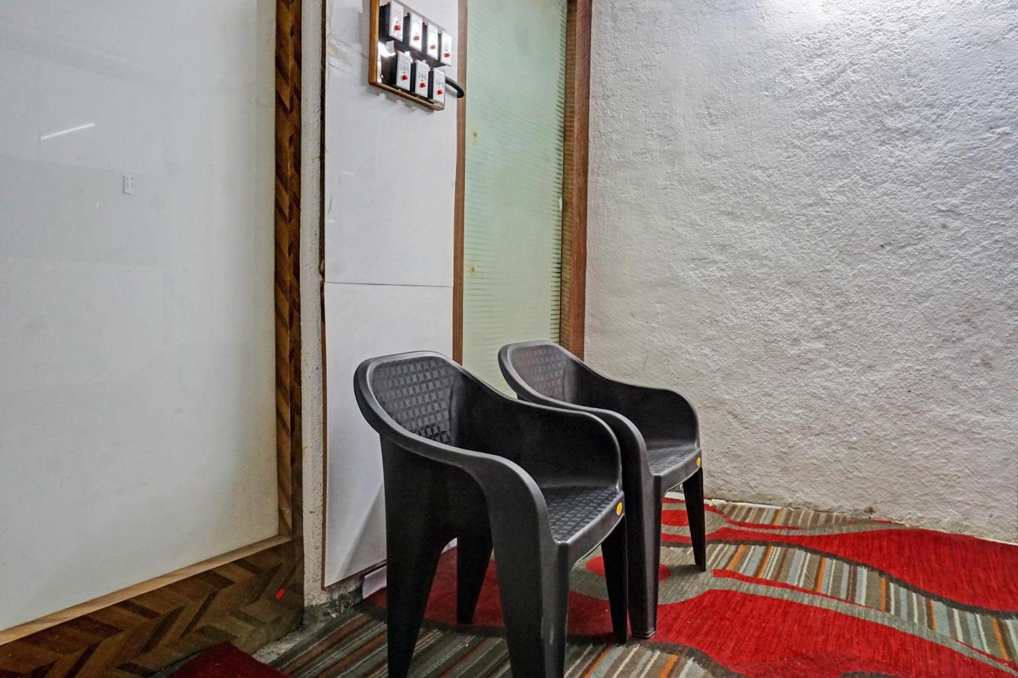 Oyo 820503 Lotus Lodge And Guest House Kharakvasla ภายนอก รูปภาพ
