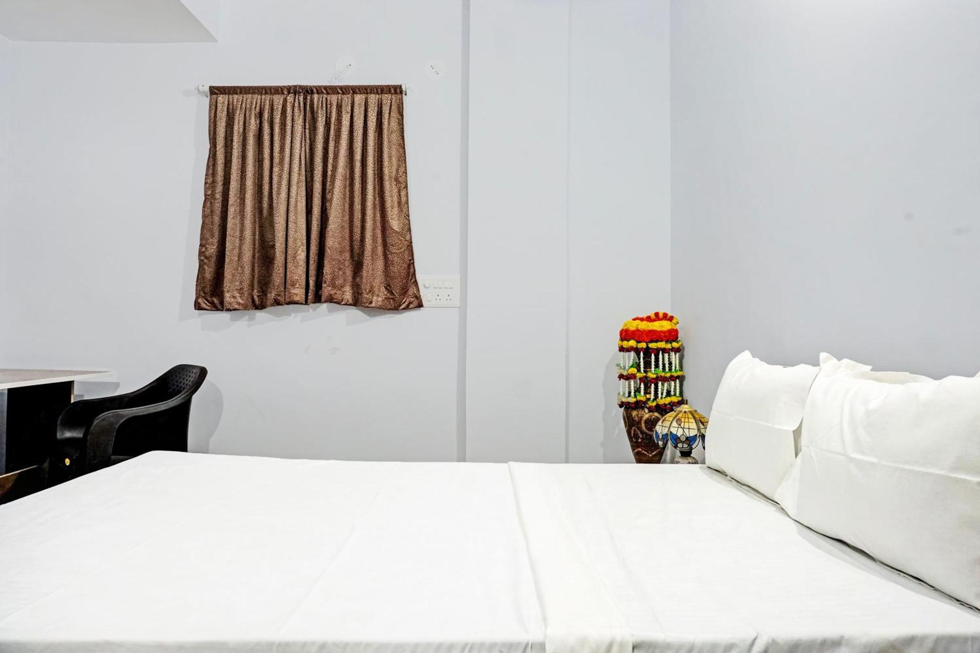 Oyo 820503 Lotus Lodge And Guest House Kharakvasla ภายนอก รูปภาพ