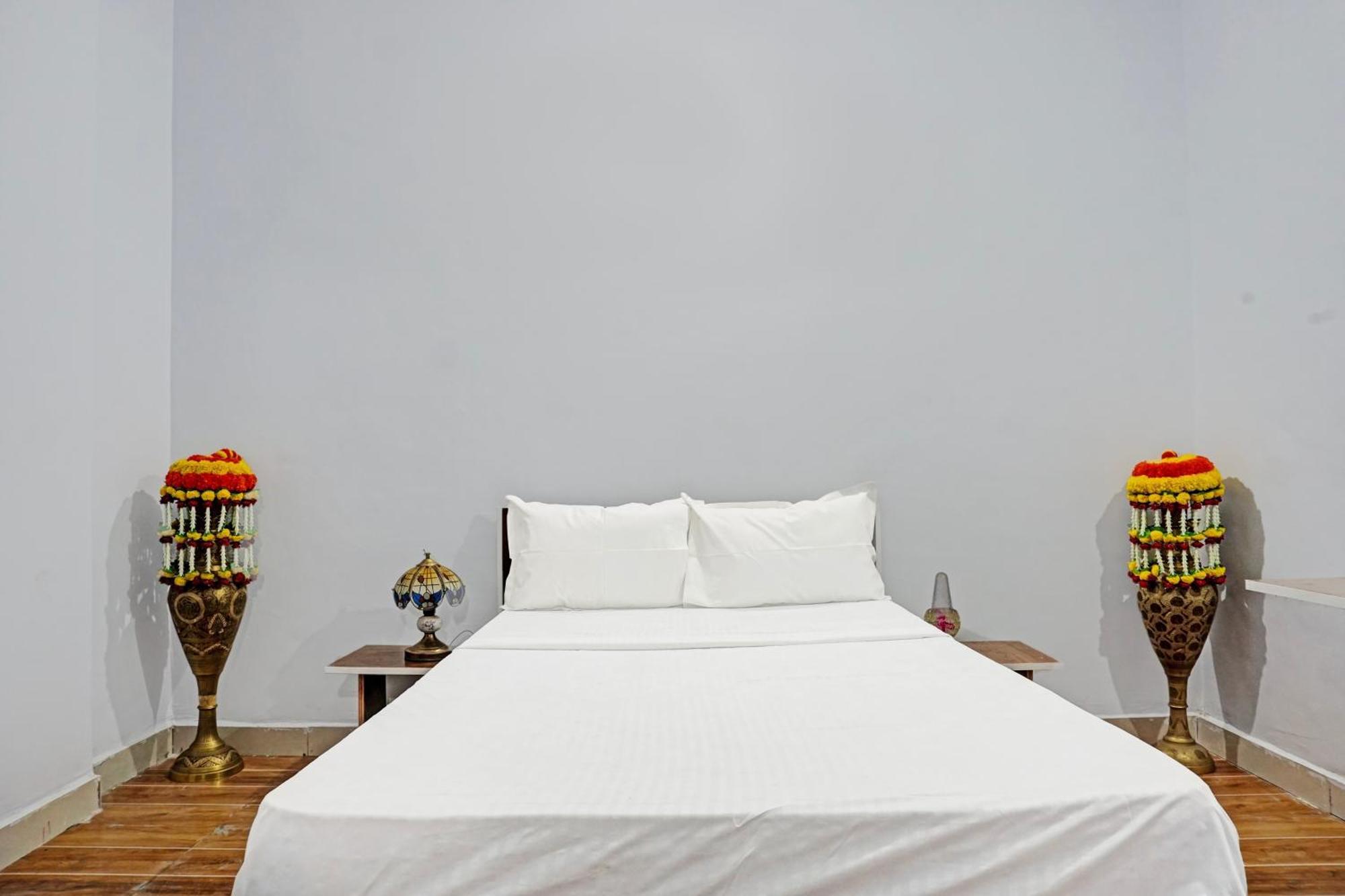Oyo 820503 Lotus Lodge And Guest House Kharakvasla ภายนอก รูปภาพ