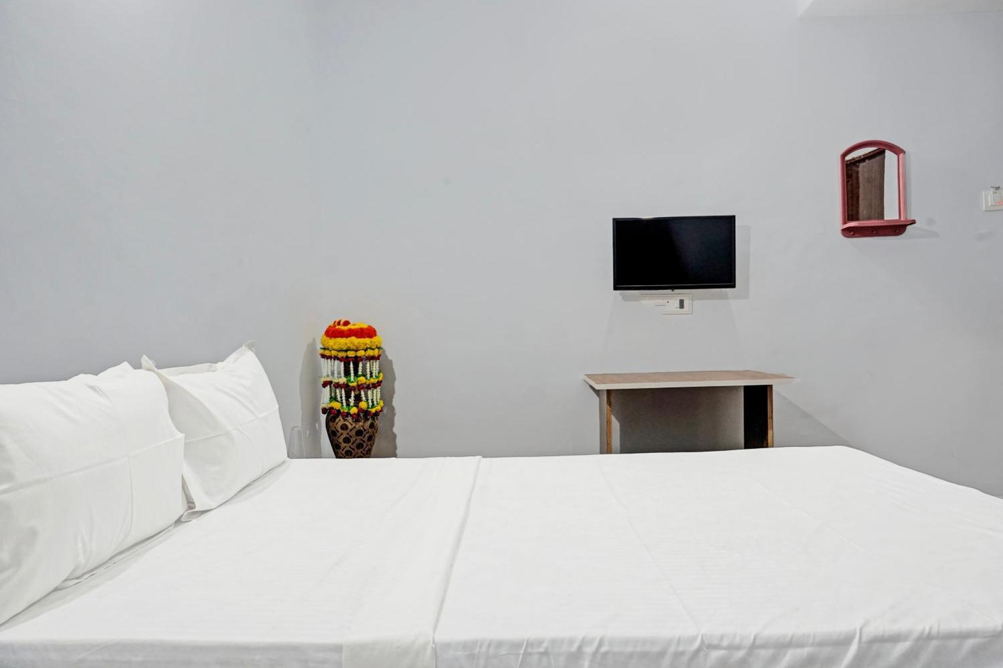 Oyo 820503 Lotus Lodge And Guest House Kharakvasla ภายนอก รูปภาพ