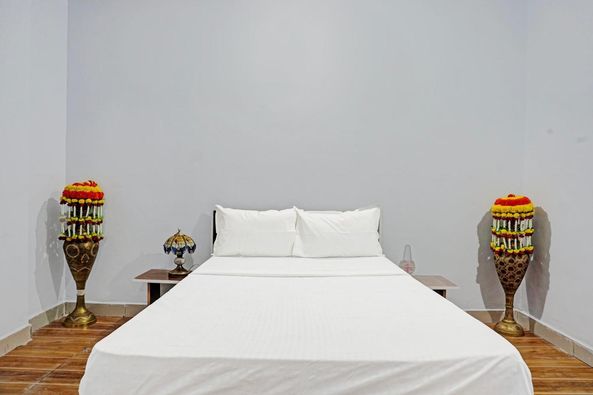Oyo 820503 Lotus Lodge And Guest House Kharakvasla ภายนอก รูปภาพ